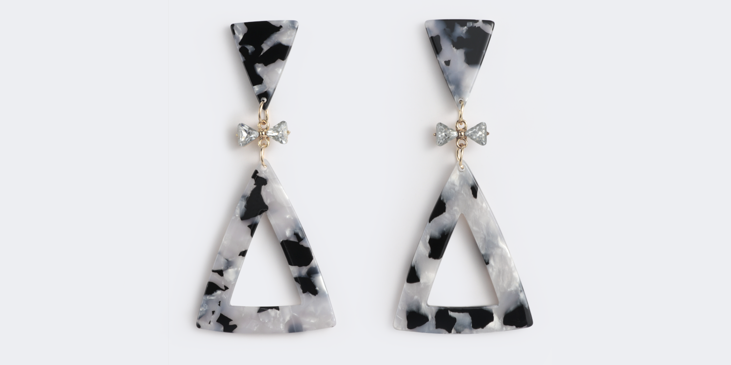 Vintage Triangle Shaped Black-White Pattern Earrings2