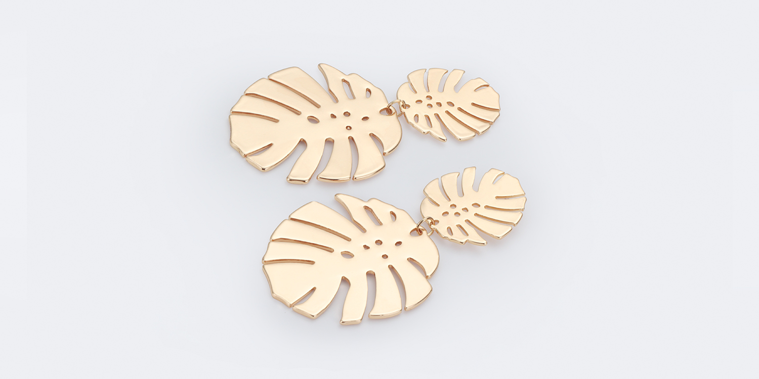 Vintage Glossy Maple-leaf Shaped Gold Earrings0