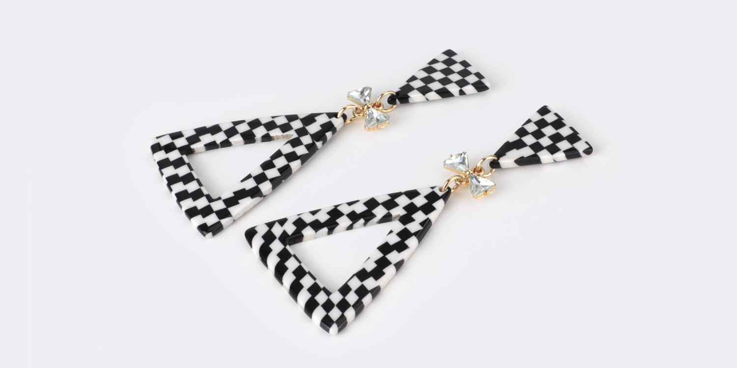 Vintage Triangle Shaped Black-White Grid Earrings0
