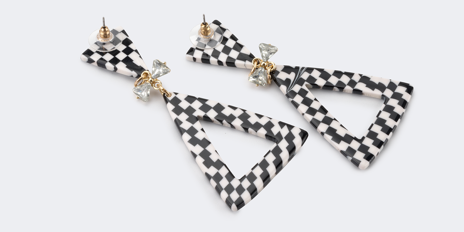 Vintage Triangle Shaped Black-White Grid Earrings1