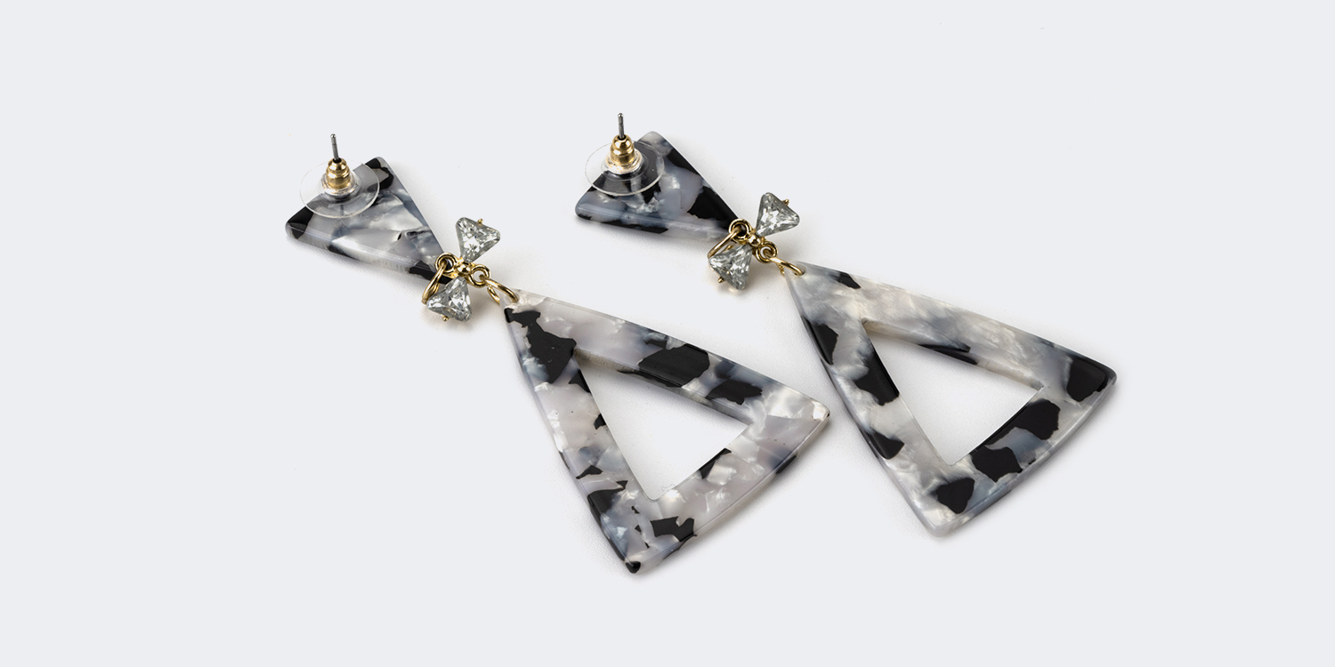 Vintage Triangle Shaped Black-White Pattern Earrings1